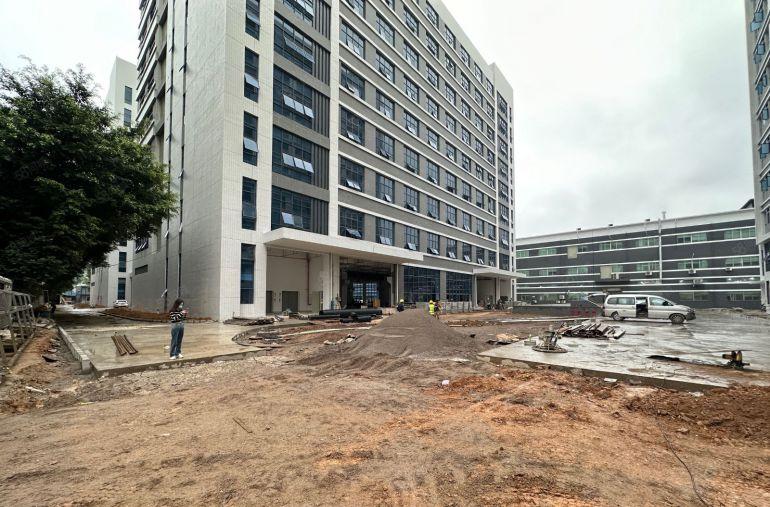 凤岗主干道边上原房东厂房直租年前定房免租期3个月面积1千起租