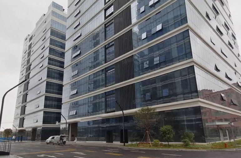 松山湖华为科技园旁高端红本原房东厂房90000方，可分层出租