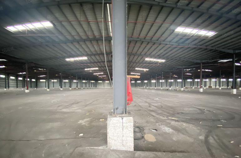 大岭山高速口旁独院40000平，单一层10米钢构，低价出租。