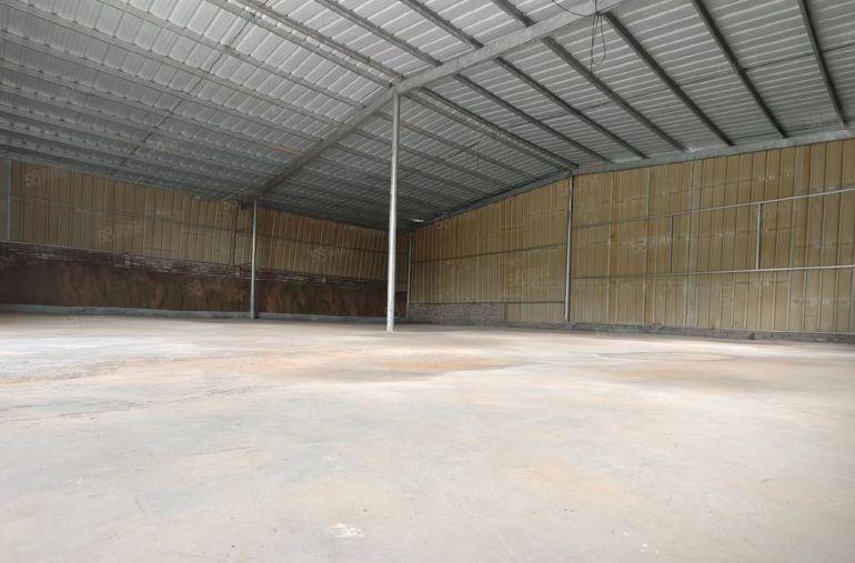 杨屋靠山边无行业限小独院铁皮，水电到位，价格便宜