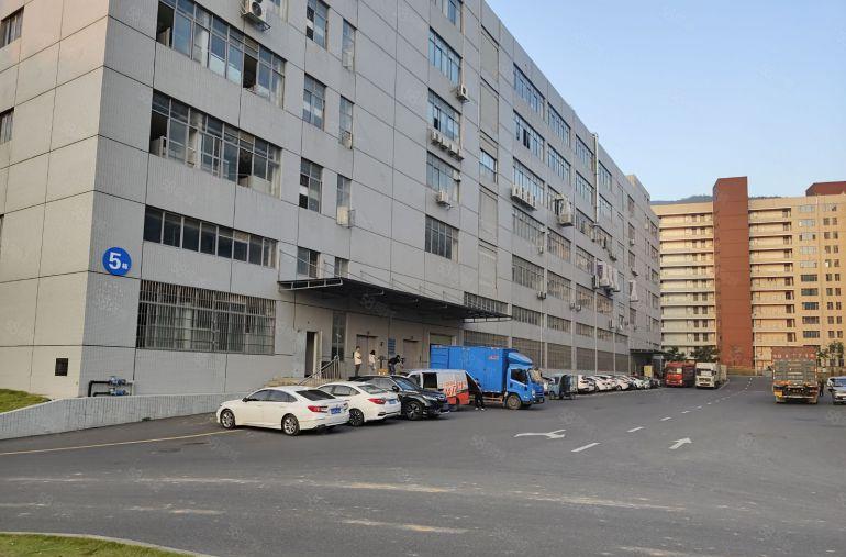 清溪新出楼上960平精装修厂房出租，现成办公室地坪漆水电全