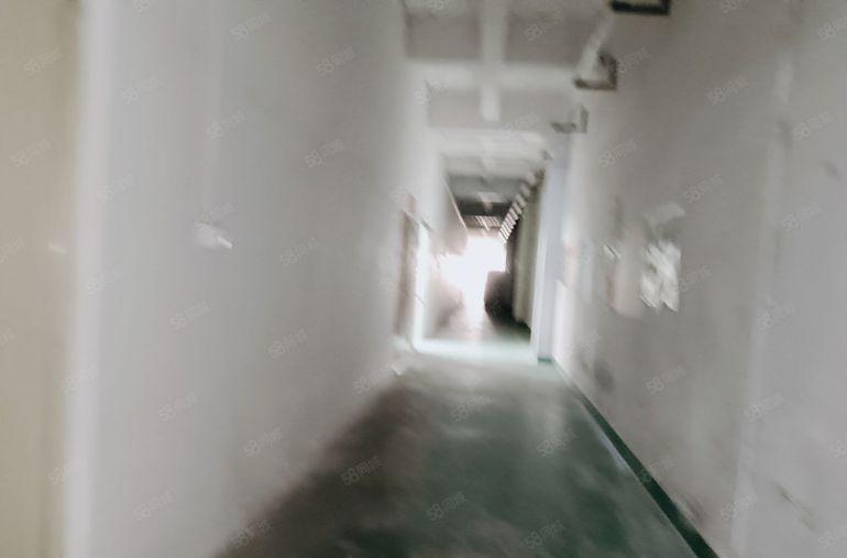 西乡勒竹角独门独院楼上860平，有办公室！22元