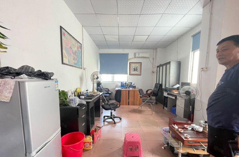 西乡鹤洲工业区，带装修900平厂房可分租300平，租金28