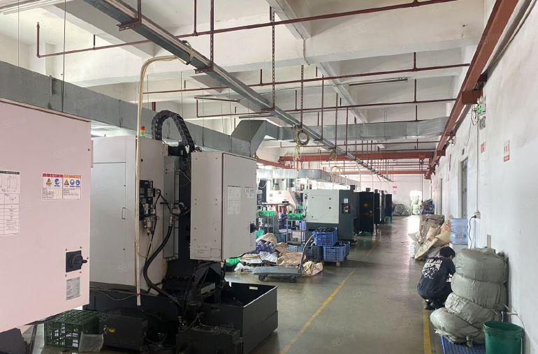 松岗沙浦围二楼整层2000平厂房出租现成吊机口配有3吨货梯