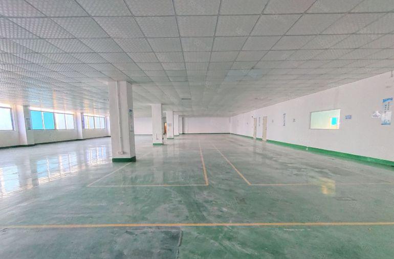 西乡鹤洲九围工业园，整层2700平精装修厂房出租，园区已电改