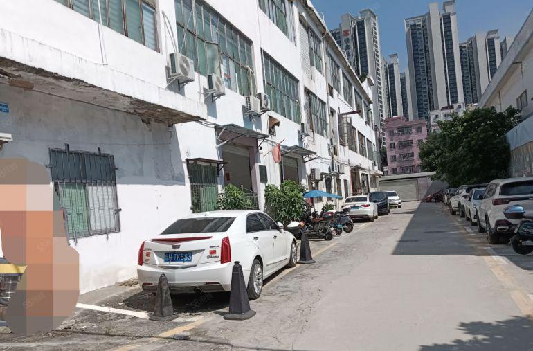 特价20元！西乡勒竹角工业区楼上半层650平，有货梯