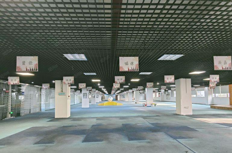 9成使用率地铁口靓装整层2650平可分租位置形象俱佳