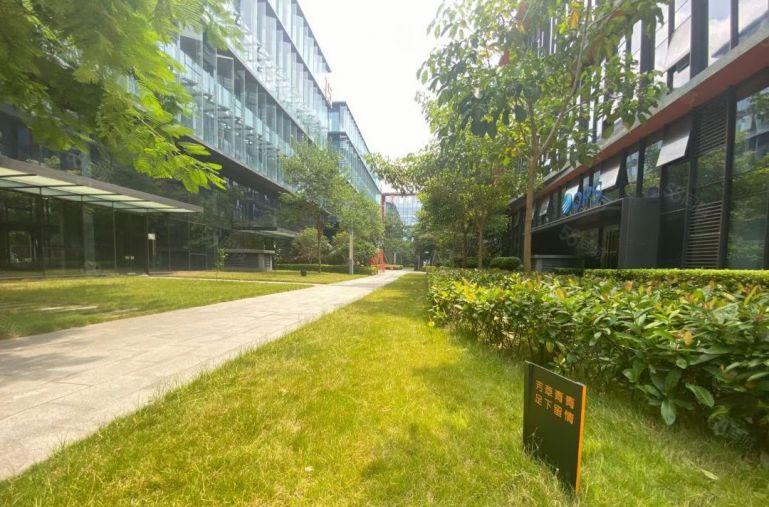 福永地铁口旁创意园内刚空330平精装带全部家私办公室仓库厂房