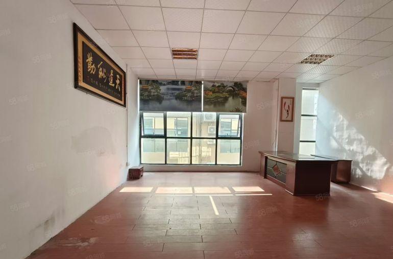 西乡固戍地铁口，全落地窗采光，带装修750平厂房出租