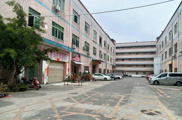 深圳宝安石岩大型工业区厂房仓库现成装修出租，大小面积可分租