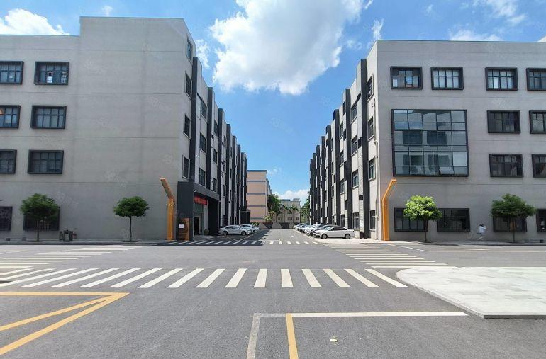 宝安石岩汽车站旁独院分租一二楼1000平一层有装修