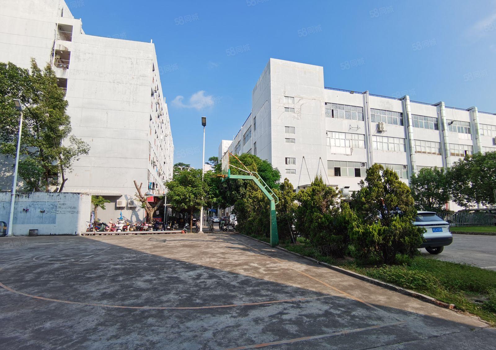 石岩第三工业区楼上单层2000平厂房仓库出租，带精装修空地大