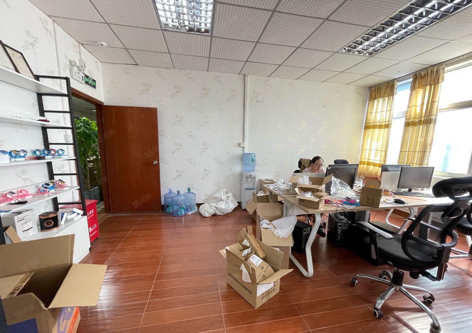 西乡三围107国道附近，楼上带装修385平厂房出租，租金便宜