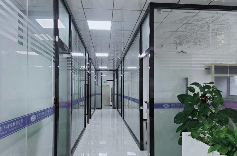 石岩料坑新出楼上1500平精装厂房，水电齐全，