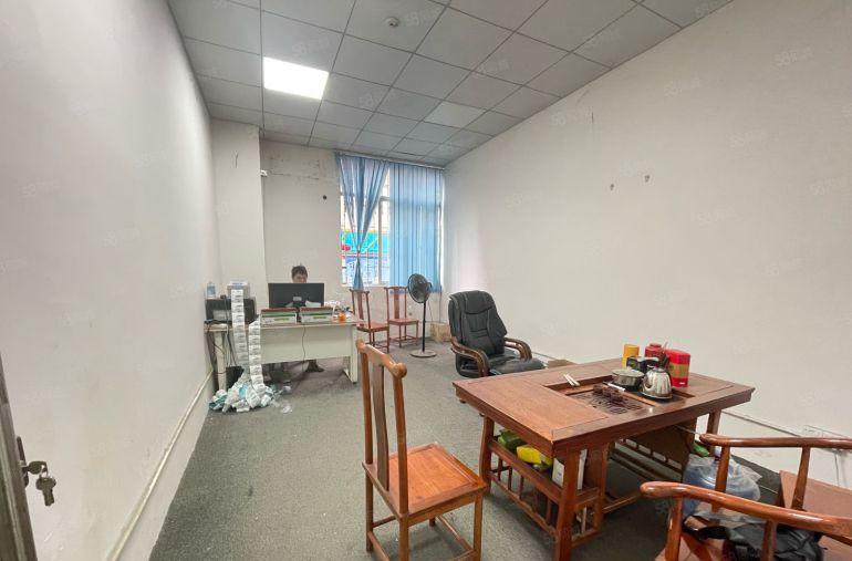 西乡鹤洲，大型工业区，一楼带装修690平厂房出租，带阁楼