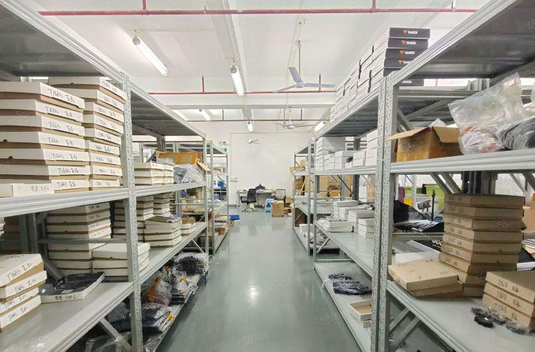 西乡，恒丰工业城边，楼上带装修500平办公厂房出租，租金便宜