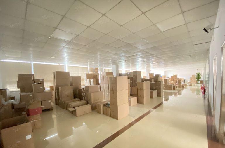 松岗汽车站附近楼上精装修前台办公室地板砖吊顶650平厂房出租