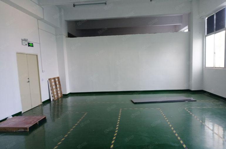 石岩新出楼上2楼1360平米带装修厂房出租，现成水电办公室