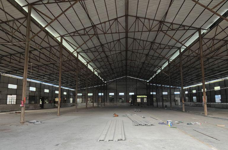 独门独院钢构4000平层高11米 拖头挂车随便进