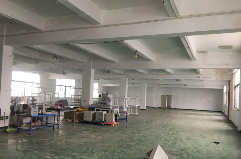 松岗楼岗整层1400平带三间办公室，地坪漆，空地超大停车免费