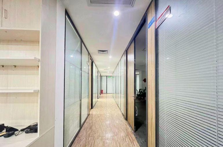 西乡固戍地铁口附近原房东3楼1680平精装修办公研发厂房出租