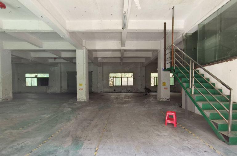 西乡洲石路边，鹤州大型工业园，一楼850平带装修厂房仓库出租