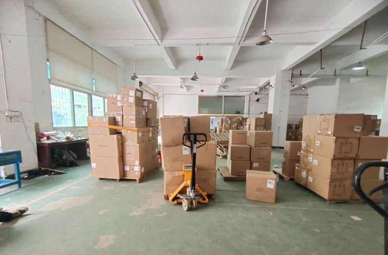 西乡鹤洲大型工业园，一楼装修750平厂房，可分租，带卸货平台