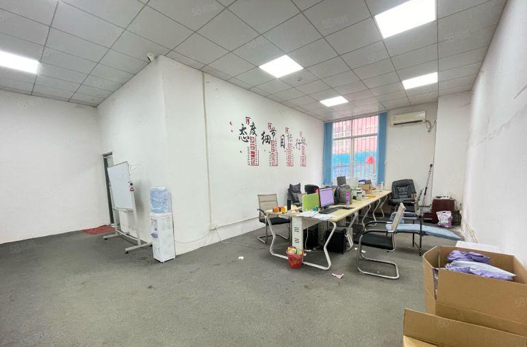 西乡鹤洲，大型工业区，一楼带装修690平厂房出租，带阁楼