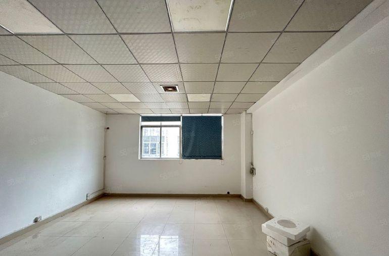 西乡固戍大门，楼上带装修650平350平厂房出租，租金28