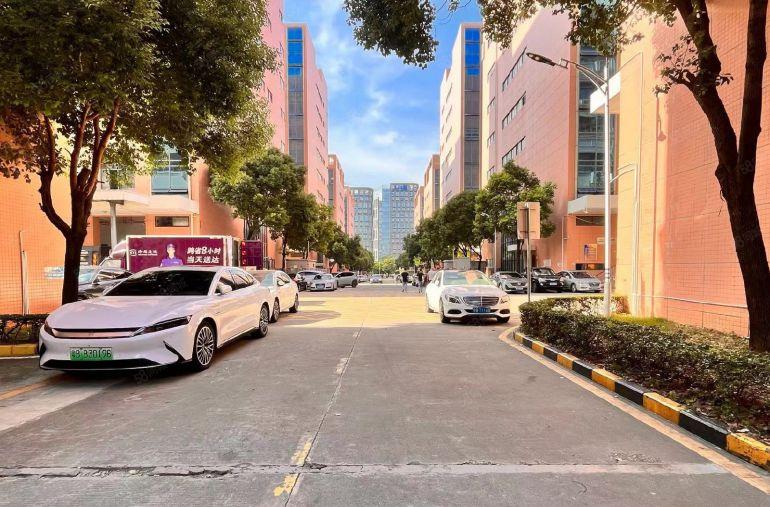 石岩地铁口花园式红本原房东带喷淋升降货台加高电梯300平出租