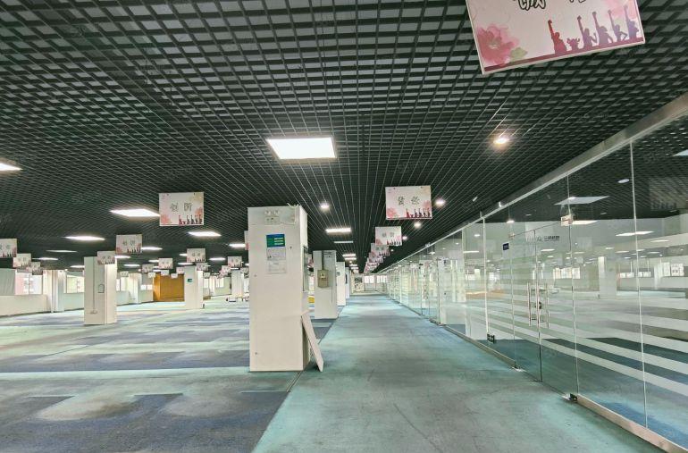 9成使用率地铁口靓装整层2650平可分租位置形象俱佳