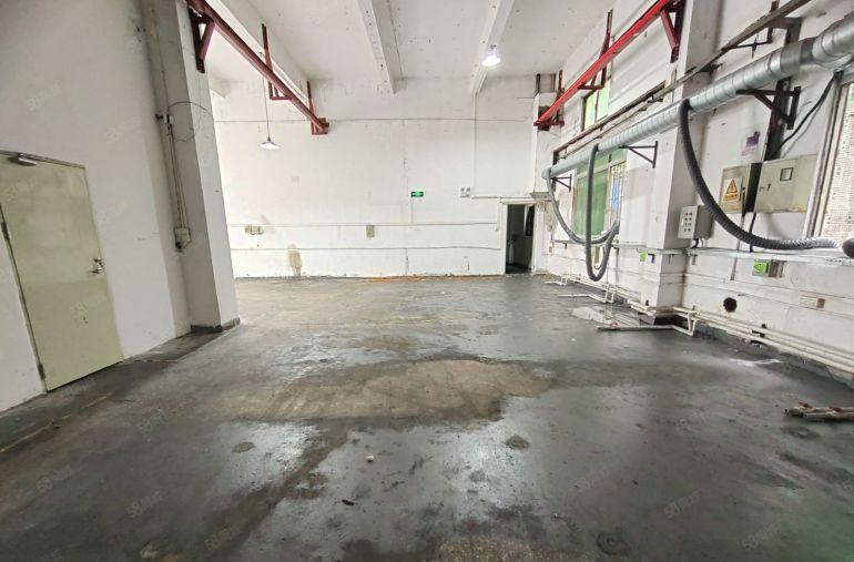 西乡固戍工业园，一楼带装修280平厂房出租，现成的行车办公室