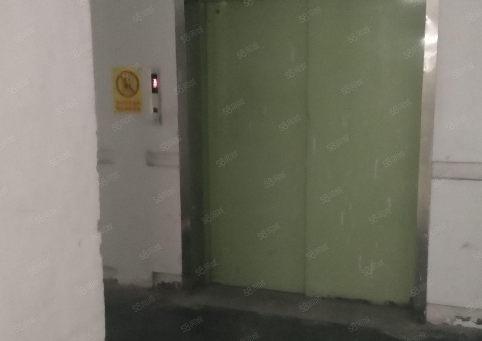 西乡黄田公交站附近园区楼上375平带装修，有吊机口