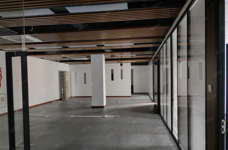 松岗地铁口楼上2000平方精装出租