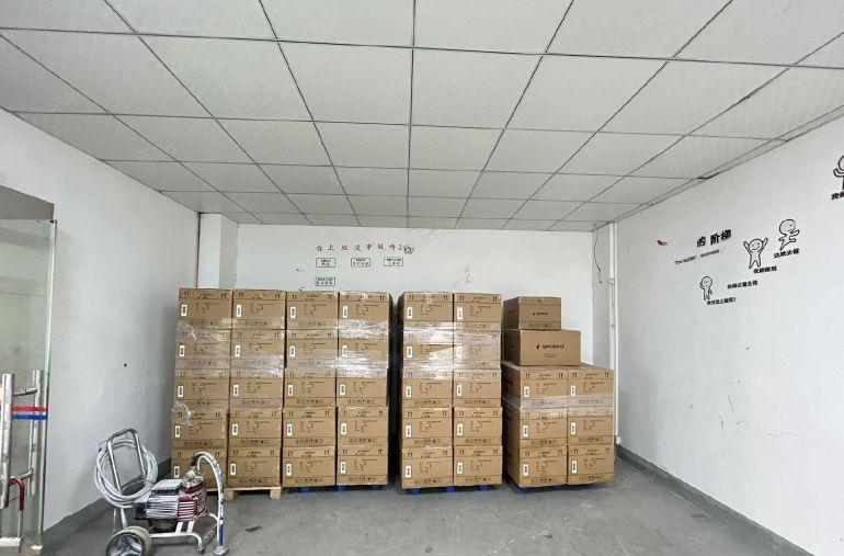 特价25西乡固戍工业区，电梯口带装修独立半层370平厂房出租