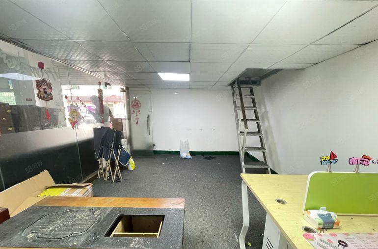 西乡鹤洲，大型工业区，一楼带装修690平厂房出租，带阁楼