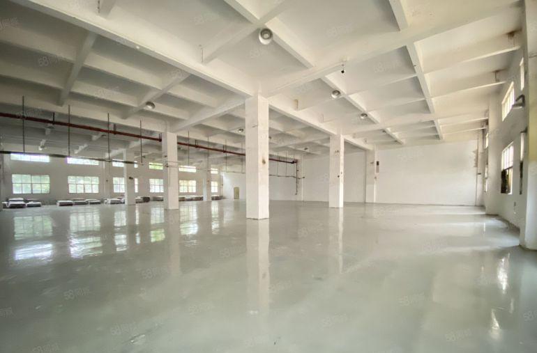 松岗江边第三工业区新出一楼2580平可分租全新地坪漆带办公室