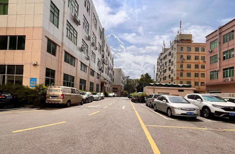 石岩高速口地铁口红本精装二楼1960平水电到位厂房出租