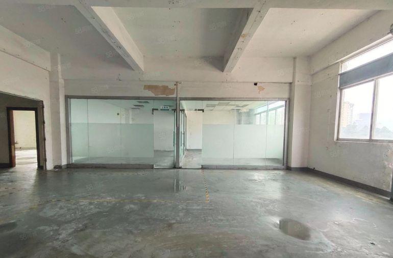 西乡洲石路桃源居附近，新出400平简装厂房仓库出租，带吊机口