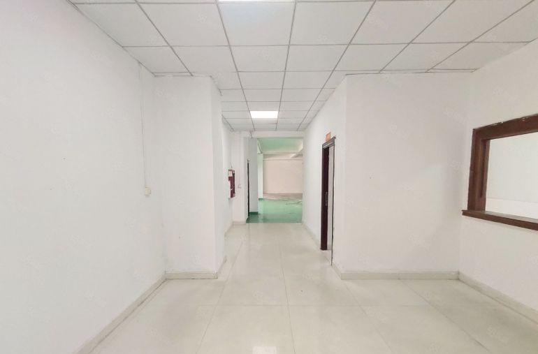 西乡，鹤洲大型工业园，一楼带装修600平厂房仓库出租，电到位