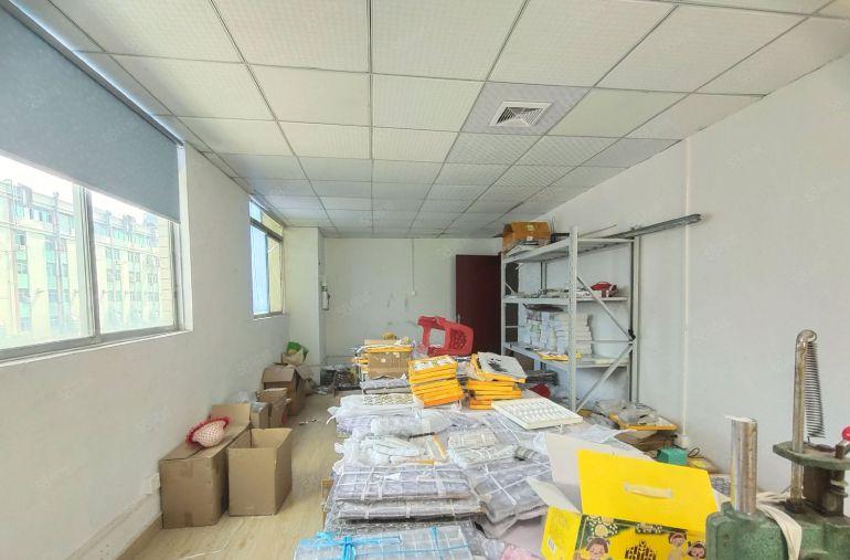 西乡固戍工业园，楼上带装修1000平厂房，原房东使用率85成