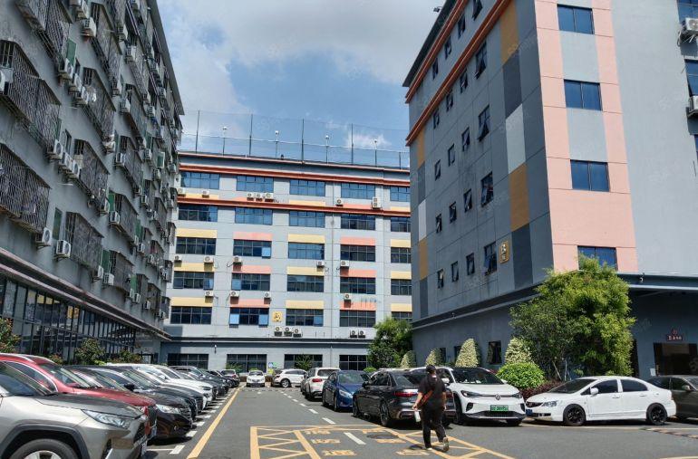 西乡前进二路与107国道之间地铁口附近原房东楼上精装170平