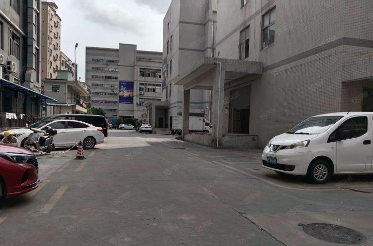 钟屋工业园附近独门独院楼上整层1500平，有办公室，可分租！