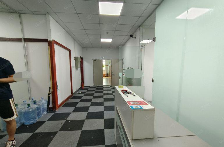 西乡桃源居附近，电梯口户型，楼上带装修560平厂房，租金便宜