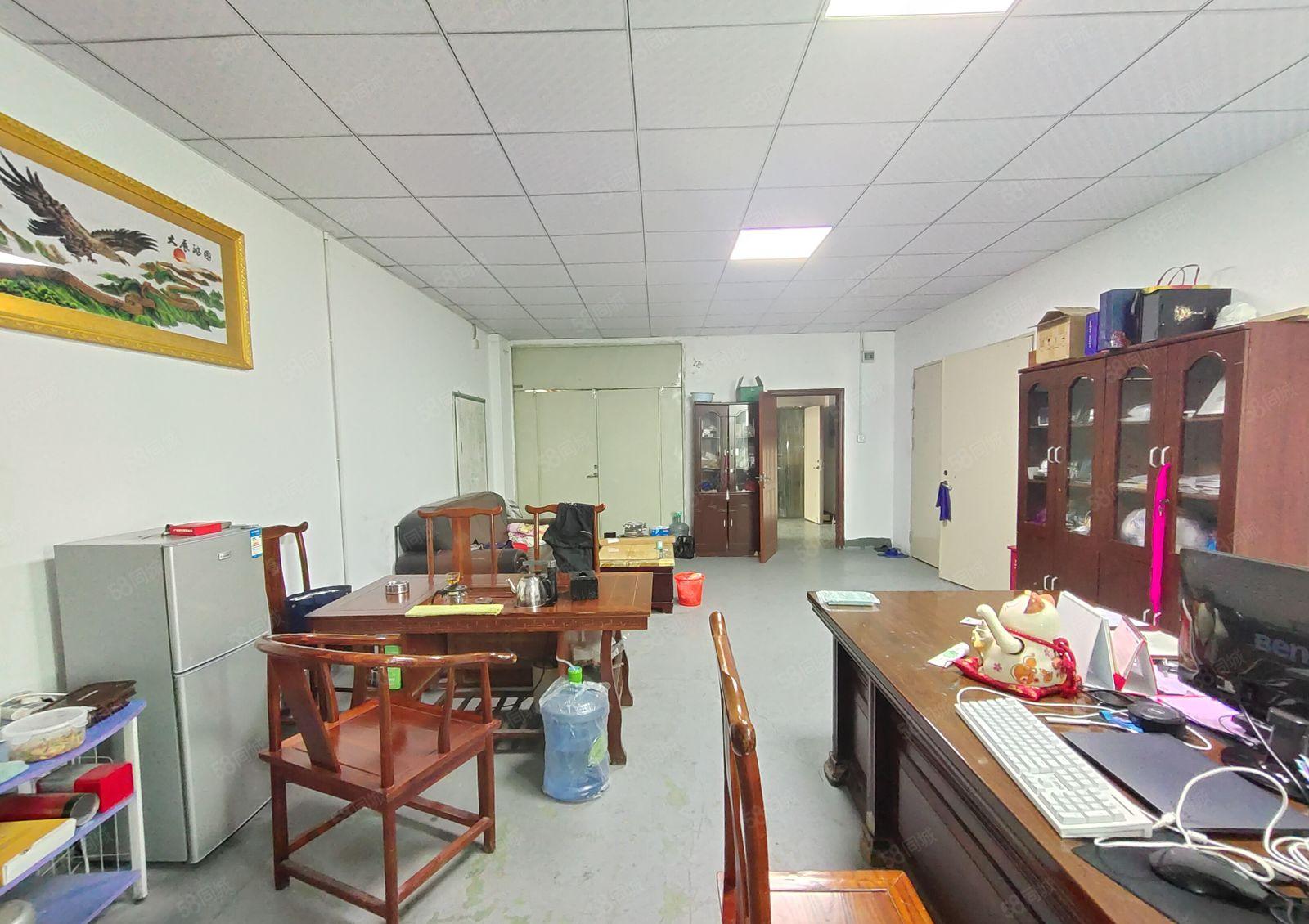 西乡，固戍，航城大道边，楼上带装修750平厂房出租，使用率高