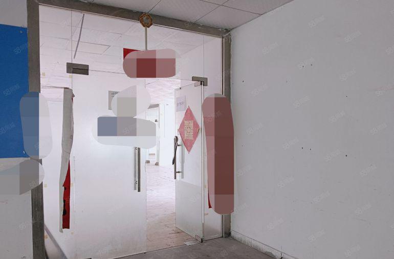 西乡鹤洲楼上精装修900平，双电梯前分开！