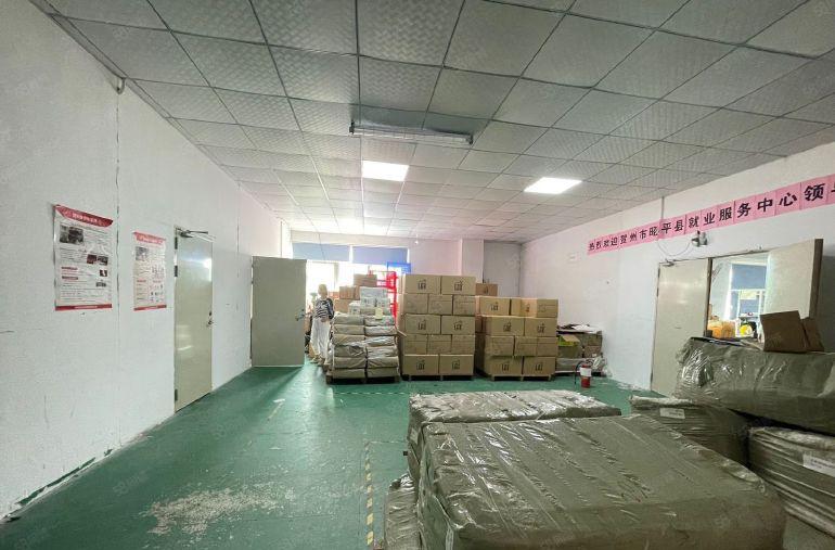 西乡鹤洲工业区，带装修900平厂房可分租300平，租金28