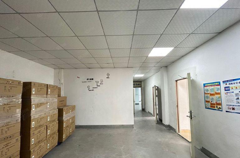 西乡固戍一路，楼上带装修独立半层370平厂房出租，租金便宜