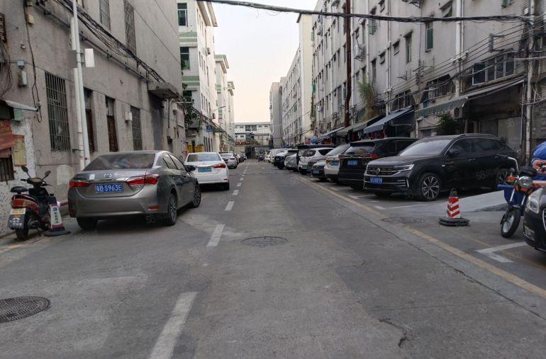 西乡黄田地铁囗附近独门独院楼上1400平，可分租，100平起