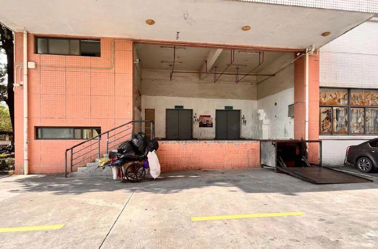 石岩地铁口花园式红本原房东带喷淋升降货台加高电梯300平出租